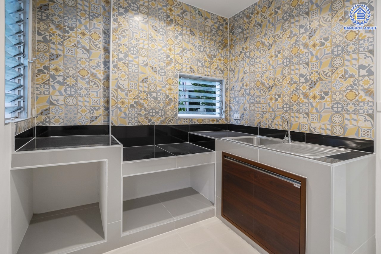 บ้านมือสองตกแต่งใหม่ แบรนด์ L&H ม.พฤกษ์ลดา ติวานนท์-ราชพฤกษ์ เนื้อที่ 51.9 ตร.ว. ฟังก์ชัน 3 ห้องนอน 2 ห้องน้ำ จอดรถได้ 2 คัน บนทำเลติดถนน 345 เชื่อมต่อหลายเส้นทาง ใกล้ทางด่วน "ศรีสมาน"